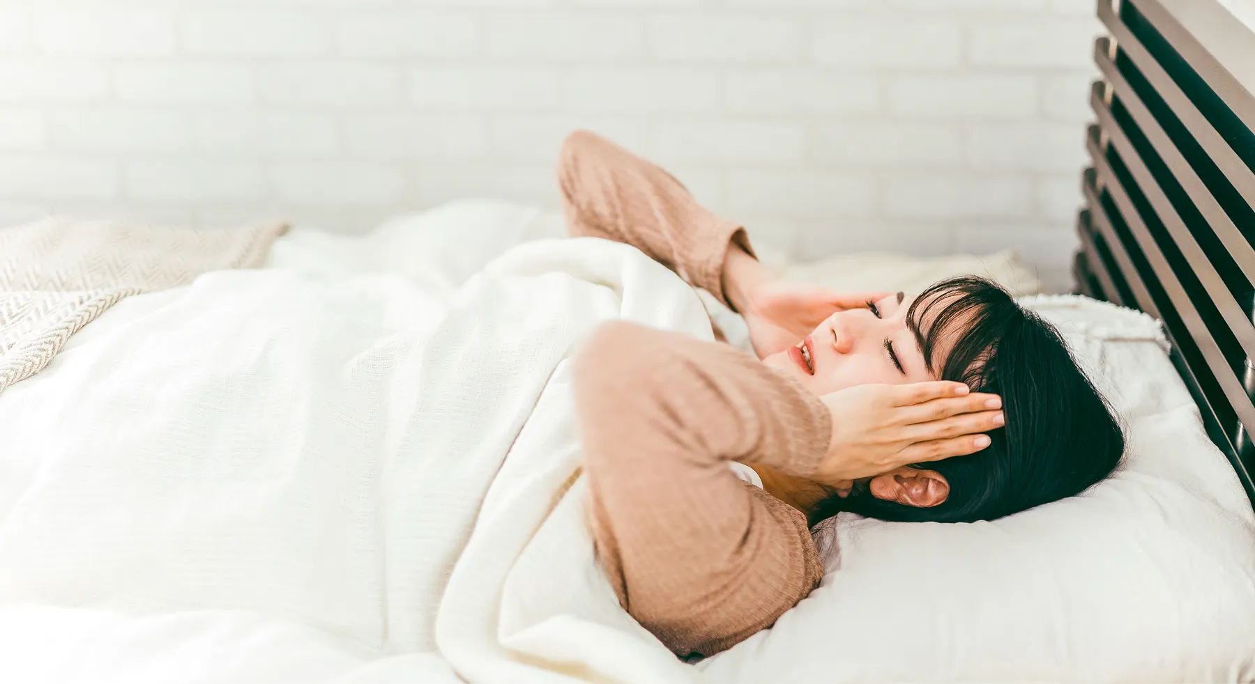 エアコンの風や騒音に悩まされ、夜中にベッドで目が覚めてしまっている人