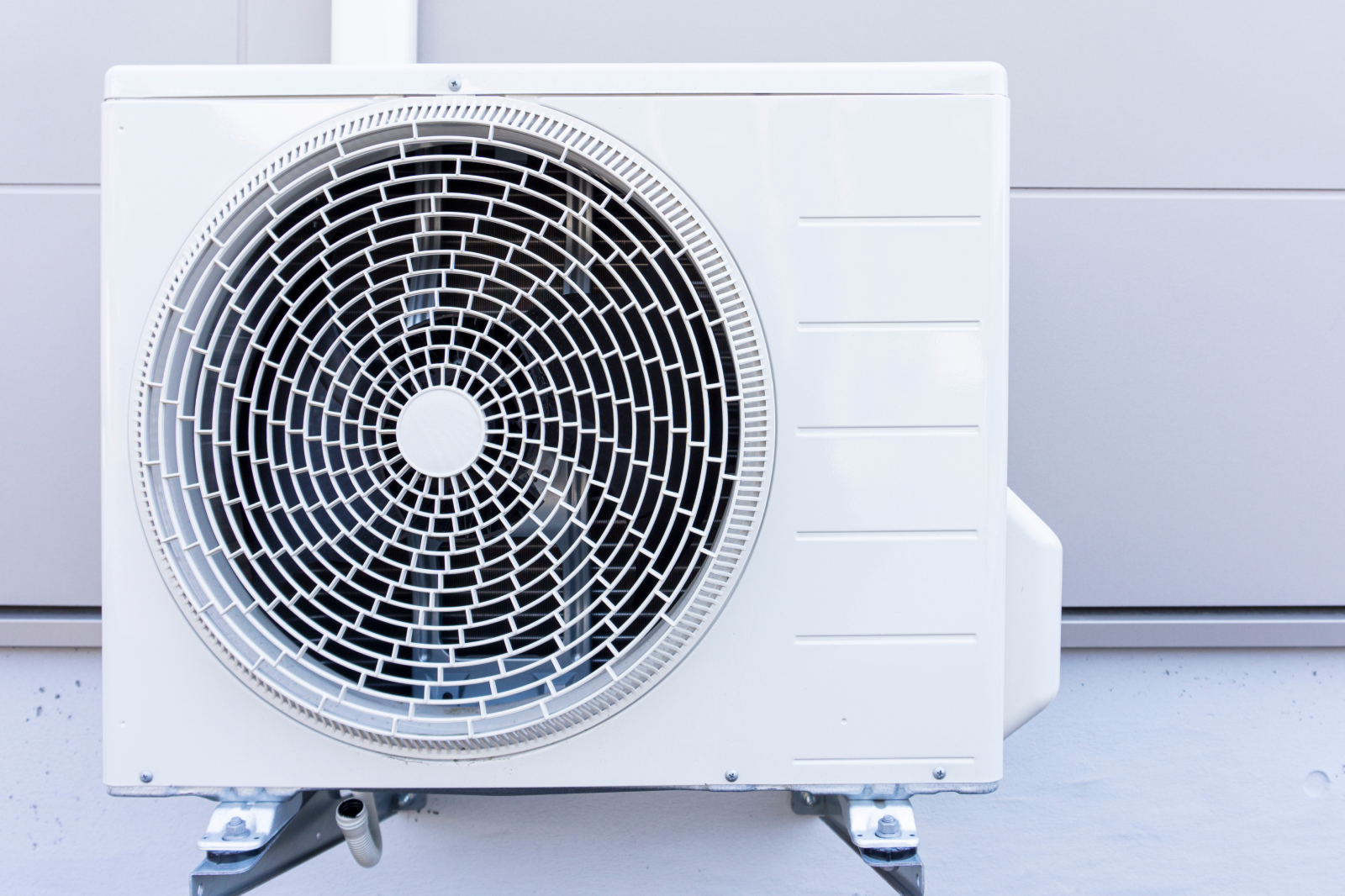 エアコンの室外機がうるさい原因は？今すぐできる対策と修理・買い替えの目安