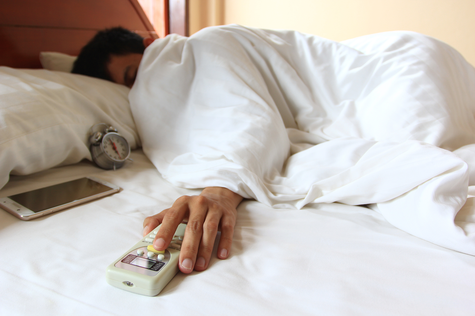 睡眠中のエアコンつけっぱなしは体に悪い？電気代・健康への影響と快適な寝室環境の作り方