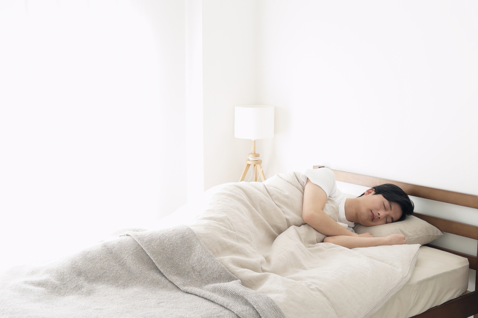 夏に寝る時はエアコンつけっぱなしが正解？快眠環境づくりのポイントを徹底解説