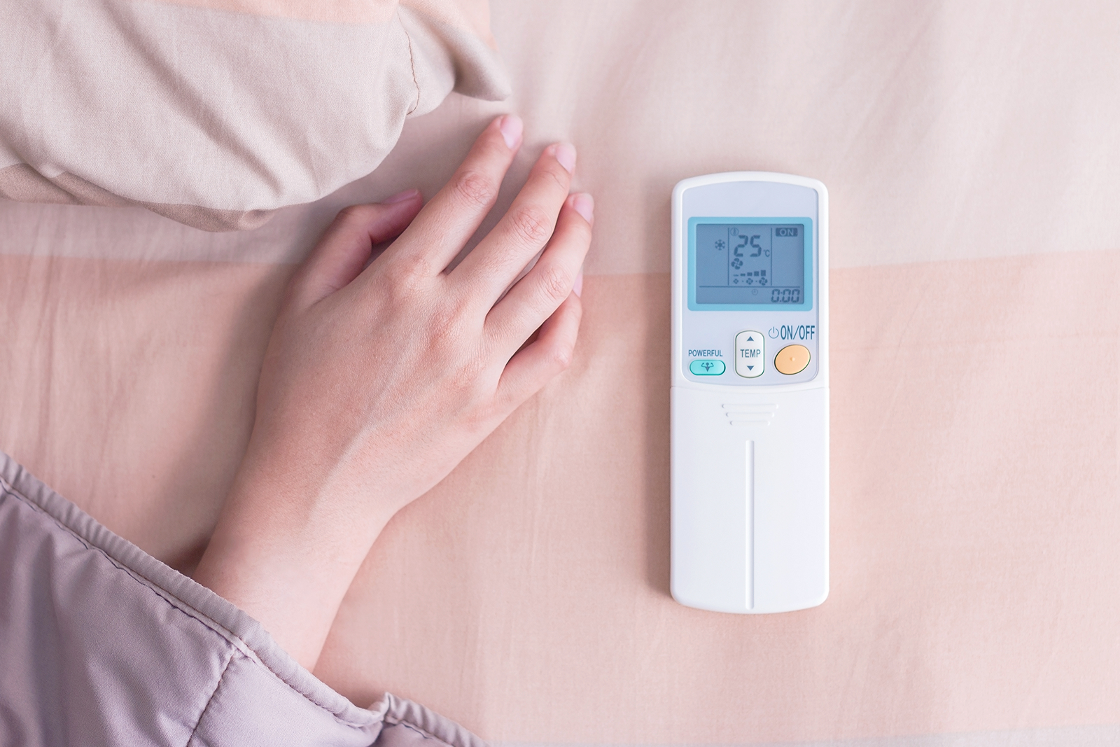 寝る時の温度は何度が適切？夏・冬の理想設定とは