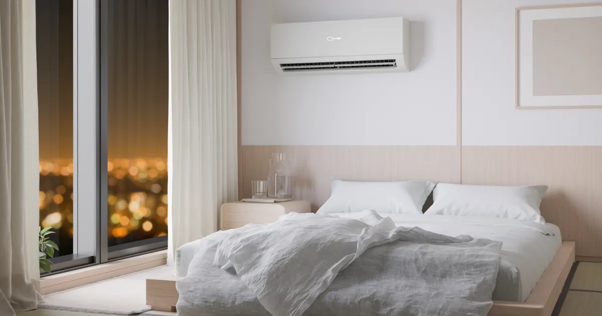 夏の夜にエアコンを使って快適に眠る寝室